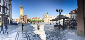 Den gamle bydel i Prag, hvor de fleste af universitetes bygninger ligger er normalt pakker med turister, men tidligt på dagen kan man være heldig at have byen næsten for sig selv.